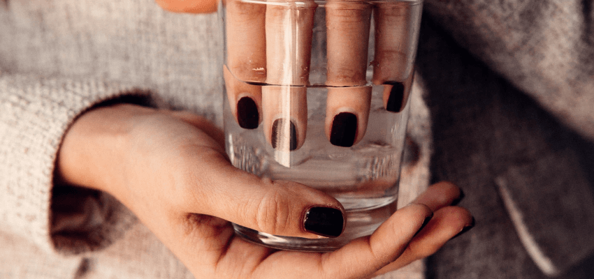 Jak zrobić akryl na paznokcie i jak zdjąć paznokcie akrylowe? Zobacz sprawdzone sposoby manicure akrylowy!