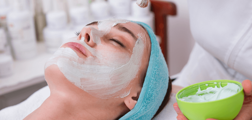 Jak dbać o skórę twarzy? Poznaj sposoby na pielęgnacje cery